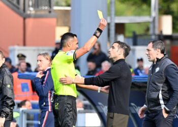 L'arbitro Di Bello ha prima ammonito - nell'immagine - e poi espulso a fine partita mister Cesc Fabregas (foto Roberto Colombo)