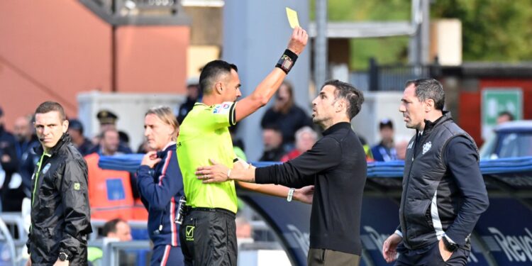 L'arbitro Di Bello ha prima ammonito - nell'immagine - e poi espulso a fine partita mister Cesc Fabregas (foto Roberto Colombo)