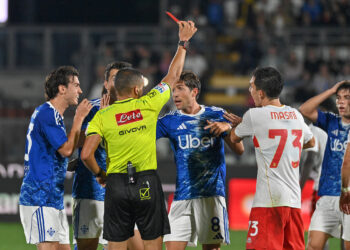 L'espulsione di Ramon nel finale di Como-Genoa (foto Roberto Colombo)