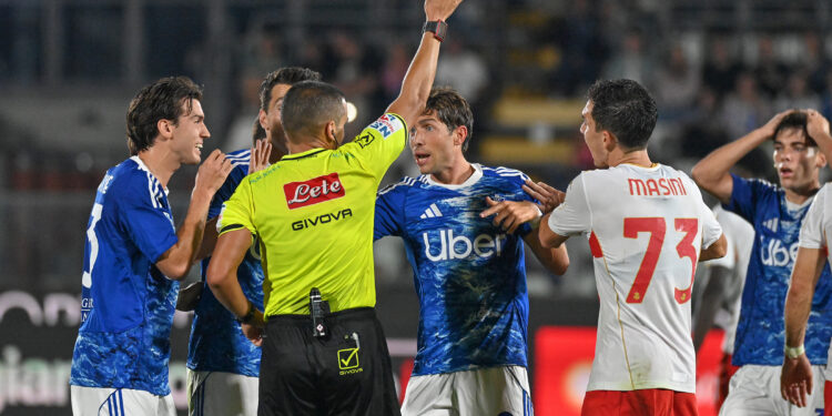 L'espulsione di Ramon nel finale di Como-Genoa (foto Roberto Colombo)