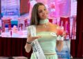 Gloria Confalonieri presenta il suo cocktail alla giuria di Miss Italia