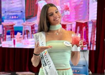 Gloria Confalonieri presenta il suo cocktail alla giuria di Miss Italia