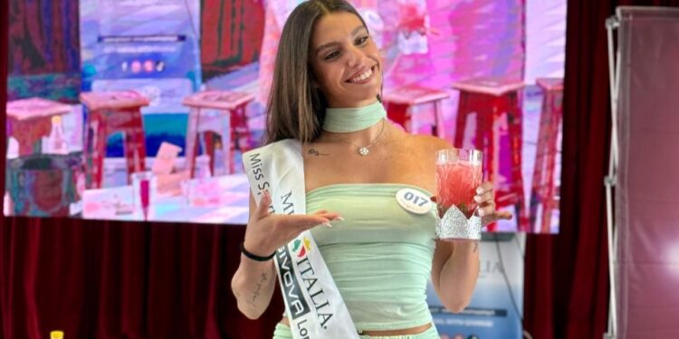 Gloria Confalonieri presenta il suo cocktail alla giuria di Miss Italia