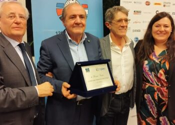 Mauro Vegni, secondo da sinistra, con la targa ricevuta da CentoCantù