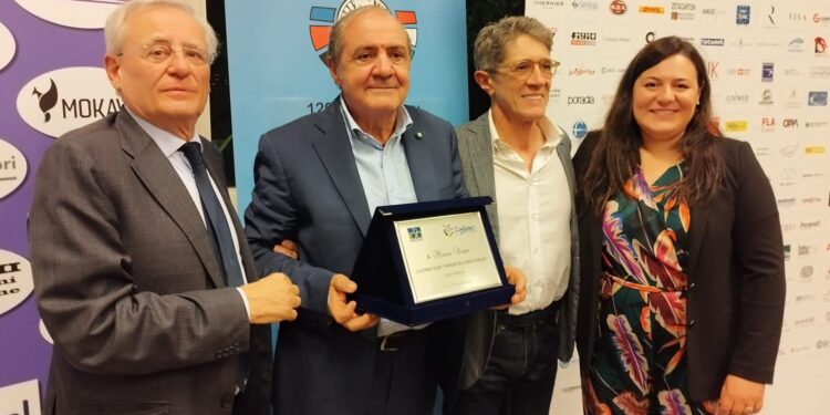 Mauro Vegni, secondo da sinistra, con la targa ricevuta da CentoCantù