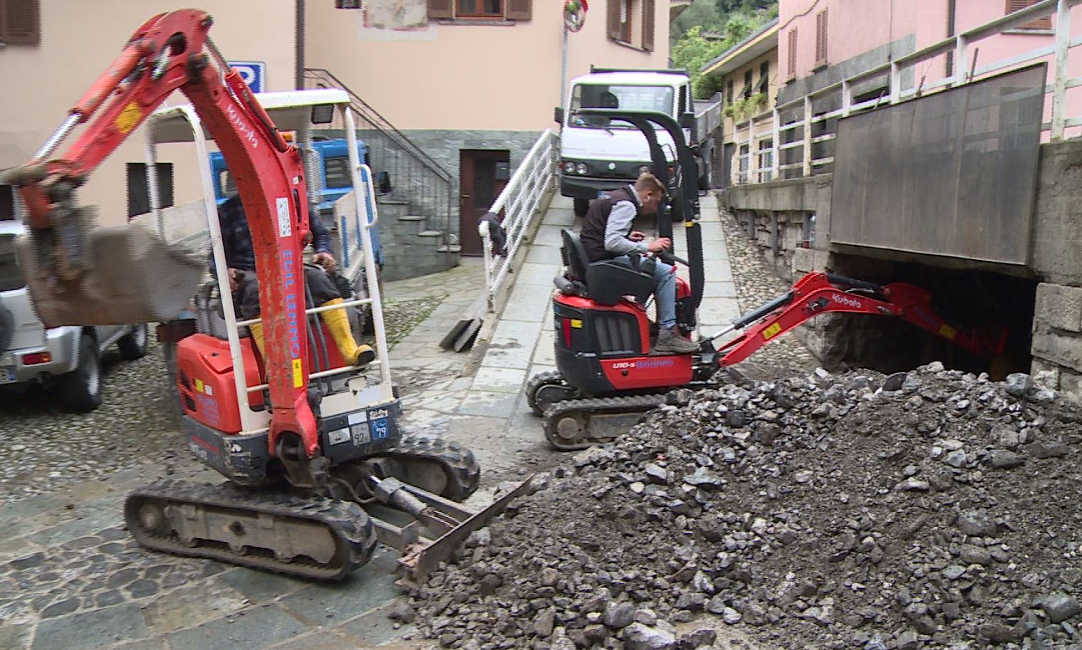 L’alluvione a Sala Comacina: una famiglia ancora fuori casa, incessanti i lavori di pulizia