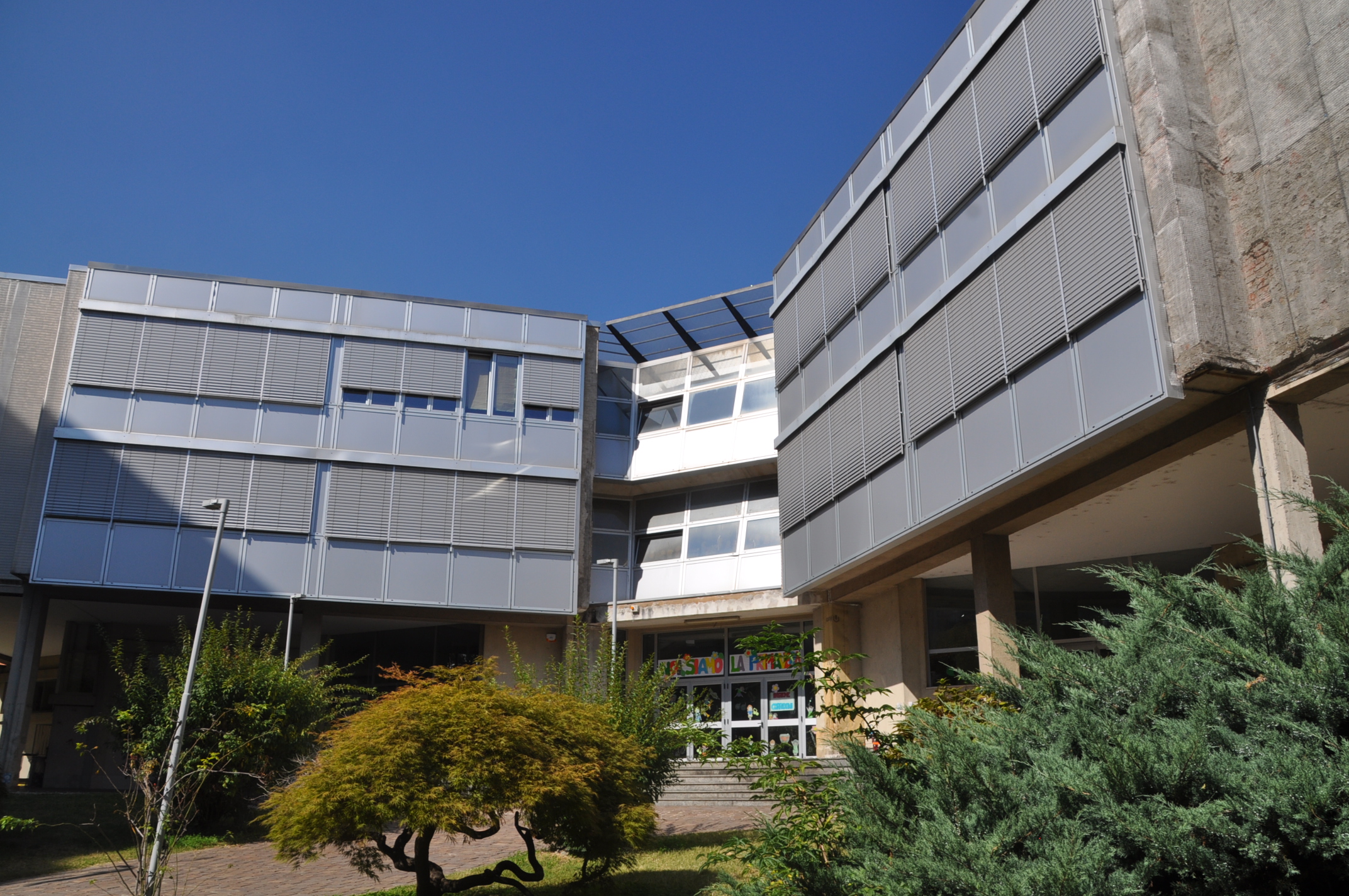 Corridoni, la replica delle famiglie a Rapinese: “La scuola è aperta e non trema. No alle intimidazioni”