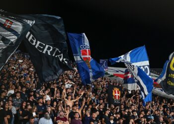 La curva dei tifosi lariani (foto Roberto Colombo)