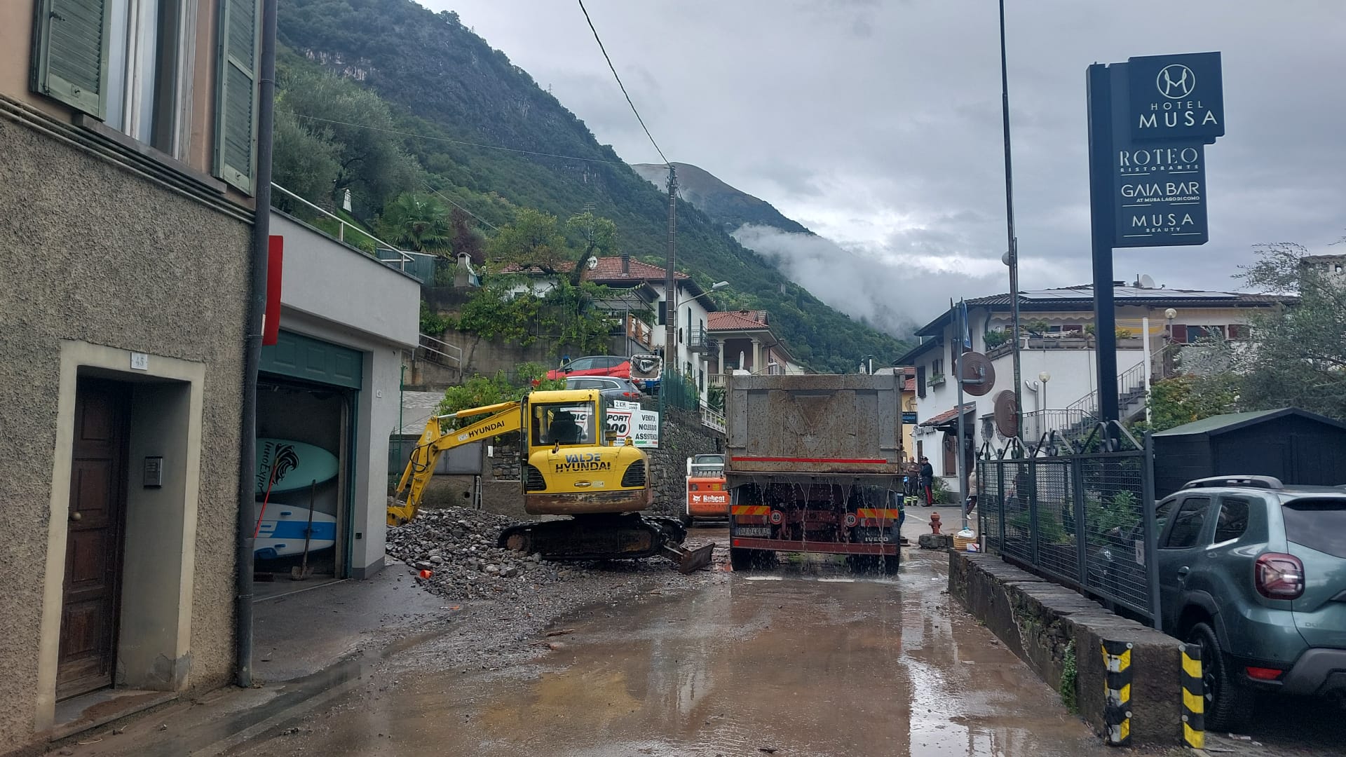 Strade come fiumi nella notte a Sala Comacina, due evacuati