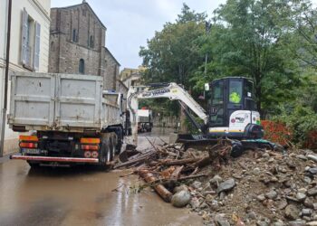 il lavoro della protezione civile in via Regina Teodolinda