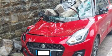 auto distrutte massi