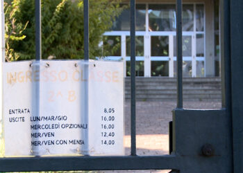 L'ingresso della scuola Corridoni di via Sinigaglia a Como