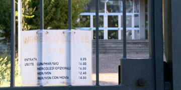 L'ingresso della scuola Corridoni di via Sinigaglia a Como