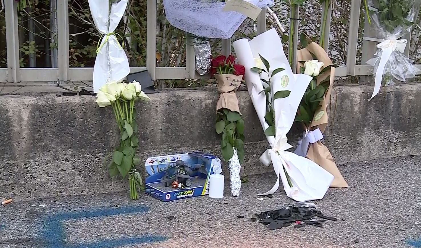 Fiori, striscioni e lacrime a Grandate per Fabio e Laerte