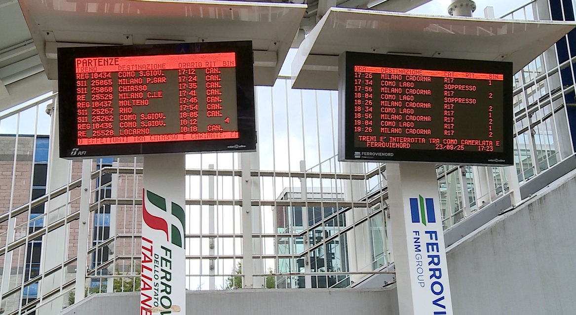 Maltempo, caos treni e disagi per i battelli. Corse cancellate e ritardi, una giornata in salita per i pendolari