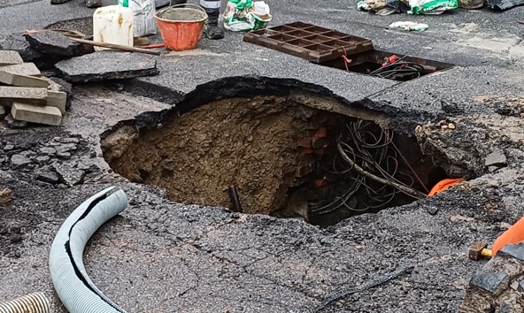 Maltempo, strade chiuse e viabilità modificata. Como, cede la strada anche in via per Brunate