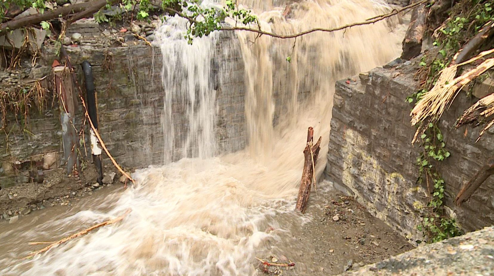 Como, evacuate due famiglie in via Sant’Eutichio. Chiuse via Santa Marta e via Bixio