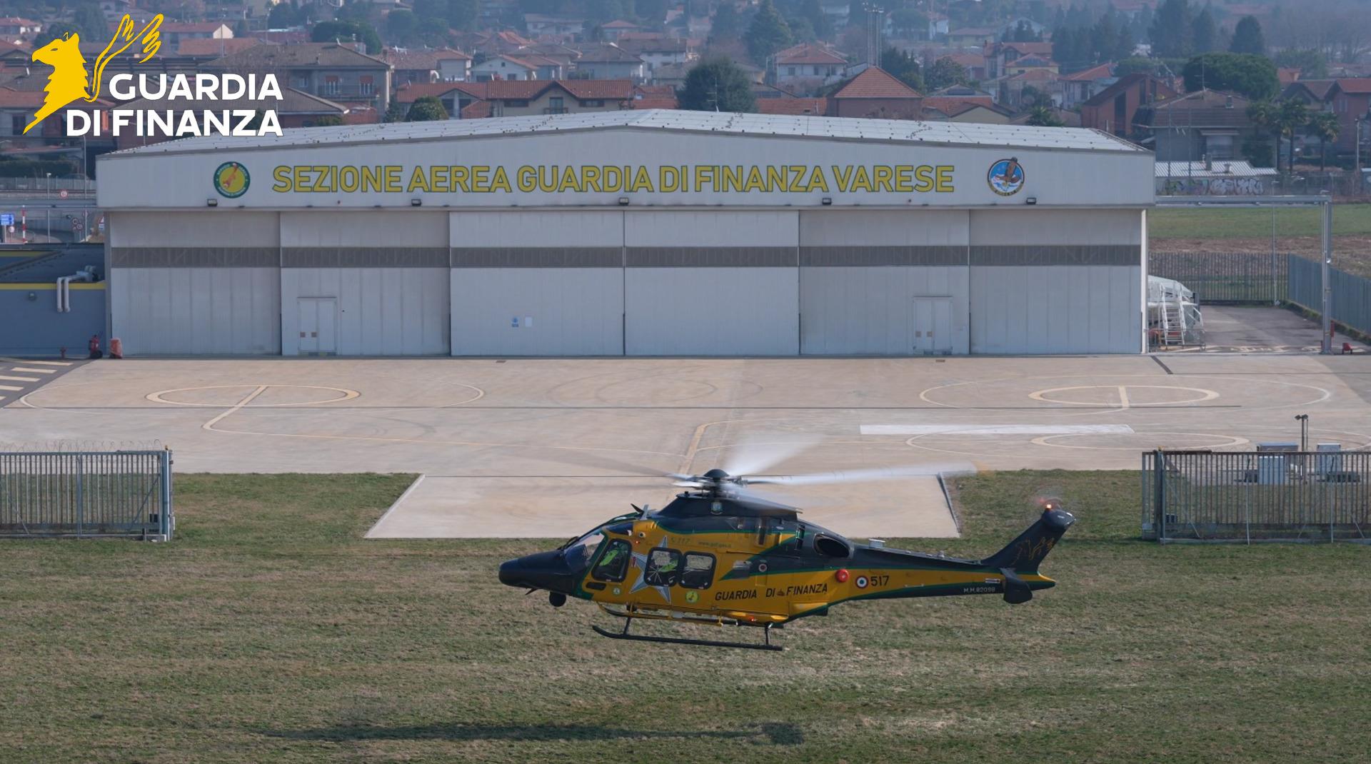 Voli turistici sul lago senza autorizzazioni e licenze. Le fiamme gialle sequestrano un elicottero