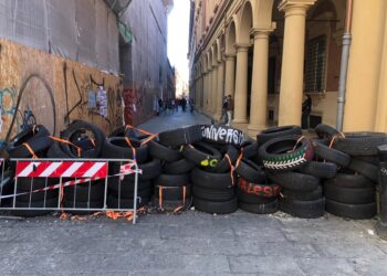 In via Zamboni una barriera con copertoni e sedie