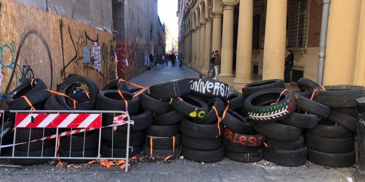 In via Zamboni una barriera con copertoni e sedie