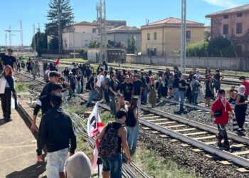 Bloccato il traffico anche davanti al ponte della Scafa