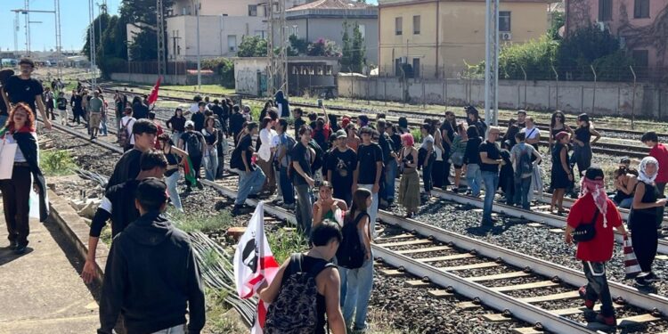 Bloccato il traffico anche davanti al ponte della Scafa