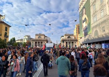 In piazza stanno affluendo migliaia di manifestanti