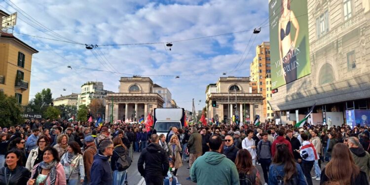 In piazza stanno affluendo migliaia di manifestanti
