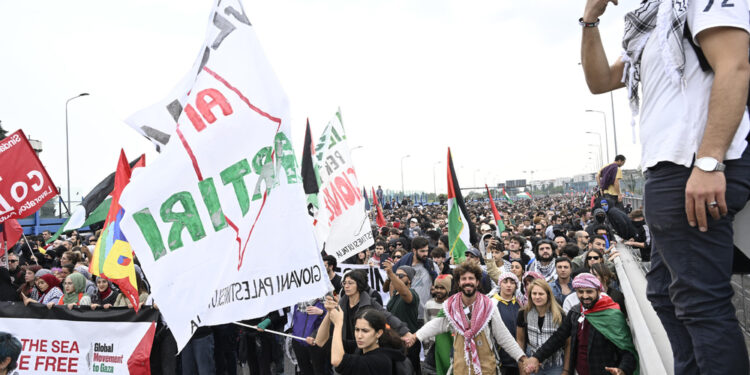 Scontro a distanza sulla tangenziale occupata