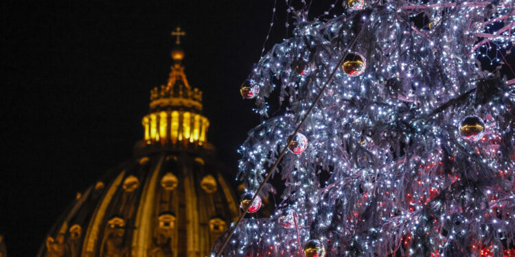 La Natività in piazza dalla Campania. L'albero dall'Alto Adige