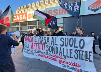 In piazza un centinaio di antagonisti e attivisti