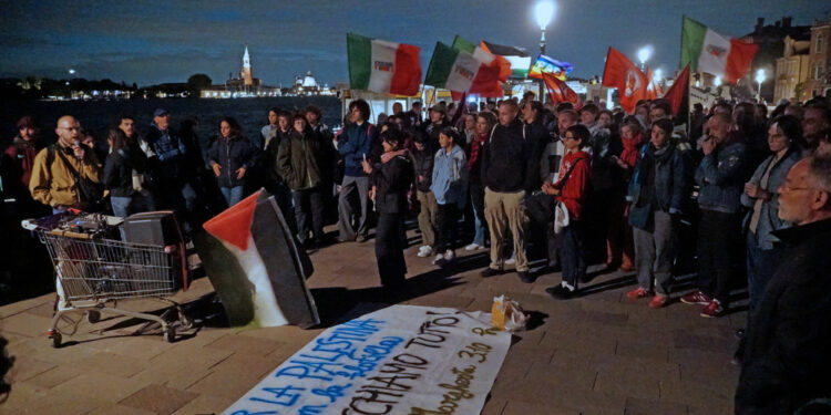 In centinaia a sostegno della Global Sumud Flotilla
