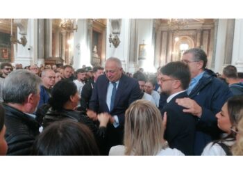 L'abbraccio del sindaco Lagalla alla mamma della vittima