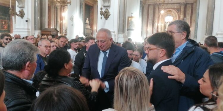 L'abbraccio del sindaco Lagalla alla mamma della vittima