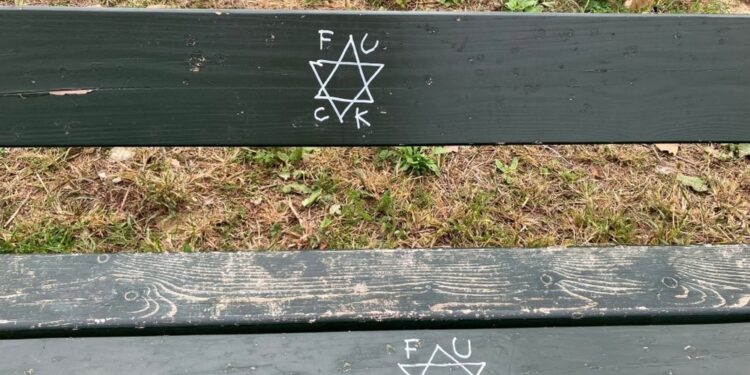 In un parco sulle panchine una stella a sei punte e insulti
