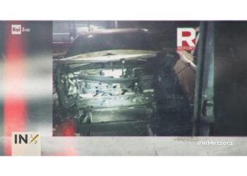 Obiettivo è identificare uomo incappucciato e un'auto