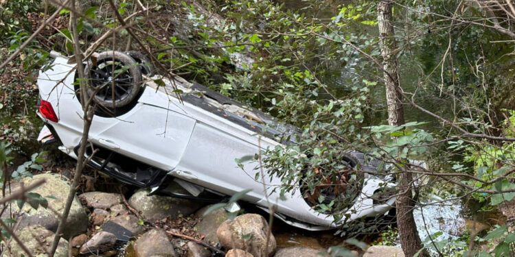Tubi arrugginiti al posto del guardrail