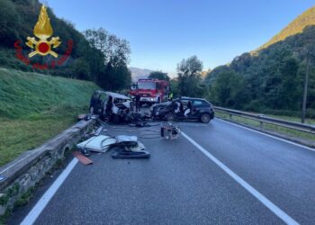 Vigili fuoco fuori servizio circoscrivono fiamme