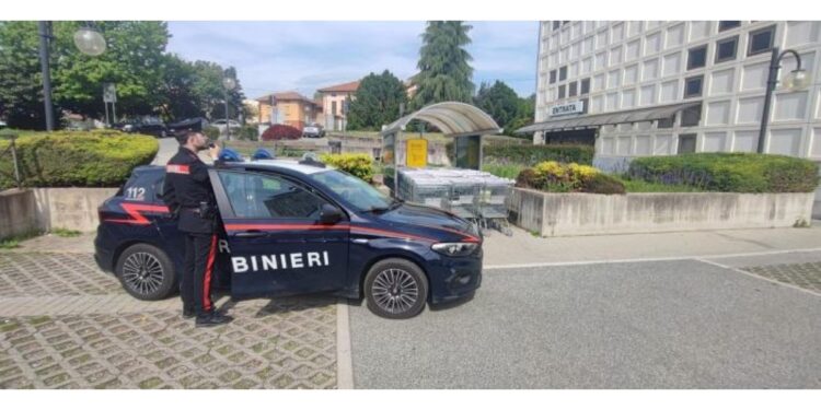 Finge di fermarsi all'alt