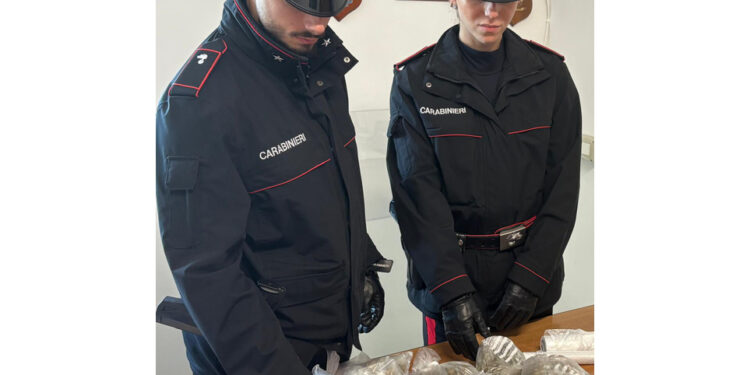 Nel Napoletano 15enne con arma e 16enne con hashish nello zaino