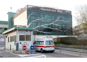 Ragazza di 21 anni trascinata per terra in un parcheggio
