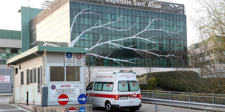 Ragazza di 21 anni trascinata per terra in un parcheggio
