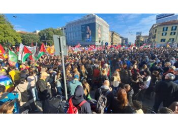 Manifestanti cercano di proseguire verso stazione Lambrate