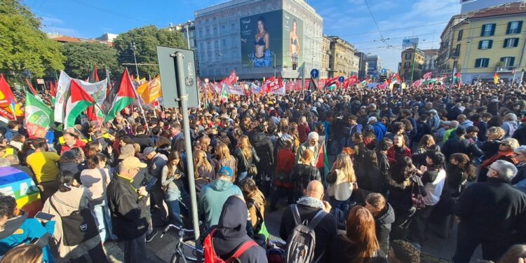 Manifestanti cercano di proseguire verso stazione Lambrate