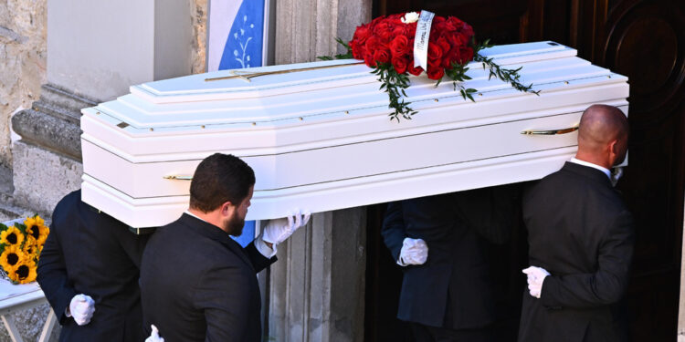 I funerali nel paese d'origine della ragazza uccisa a Milano