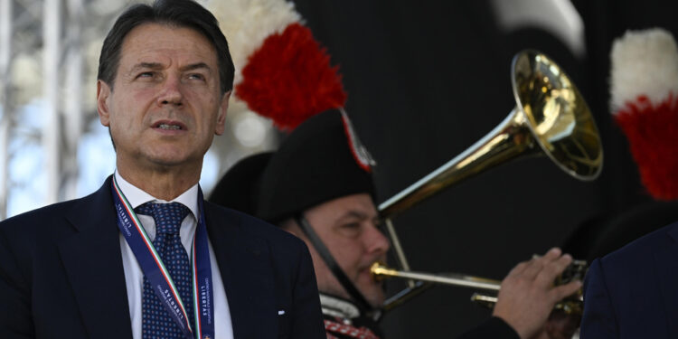 Ha lasciato solo Giorgetti augurandogli 'in bocca al lupo'