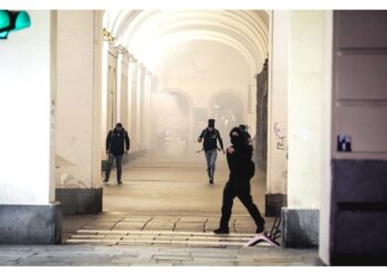 Respinto dalla polizia con qualche lacrimogeno e l'idrante