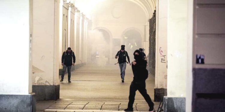 Respinto dalla polizia con qualche lacrimogeno e l'idrante
