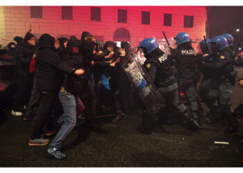 Dopo tensioni in corteo improvvisato a fine manifestazioni