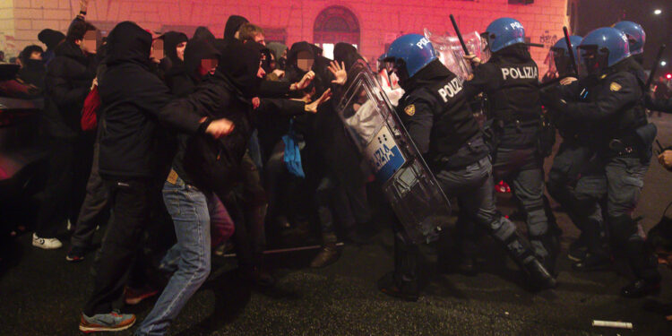 Dopo tensioni in corteo improvvisato a fine manifestazioni